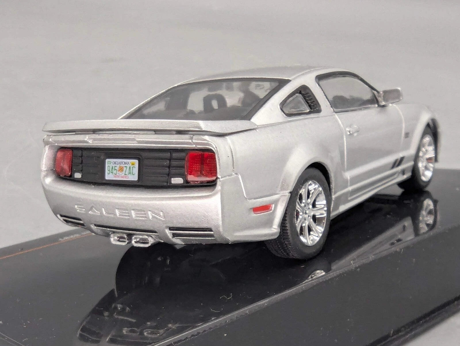 Modellautos 1:43 Ixo Ford Mustang Saleen S281 2005 mit Vitrine