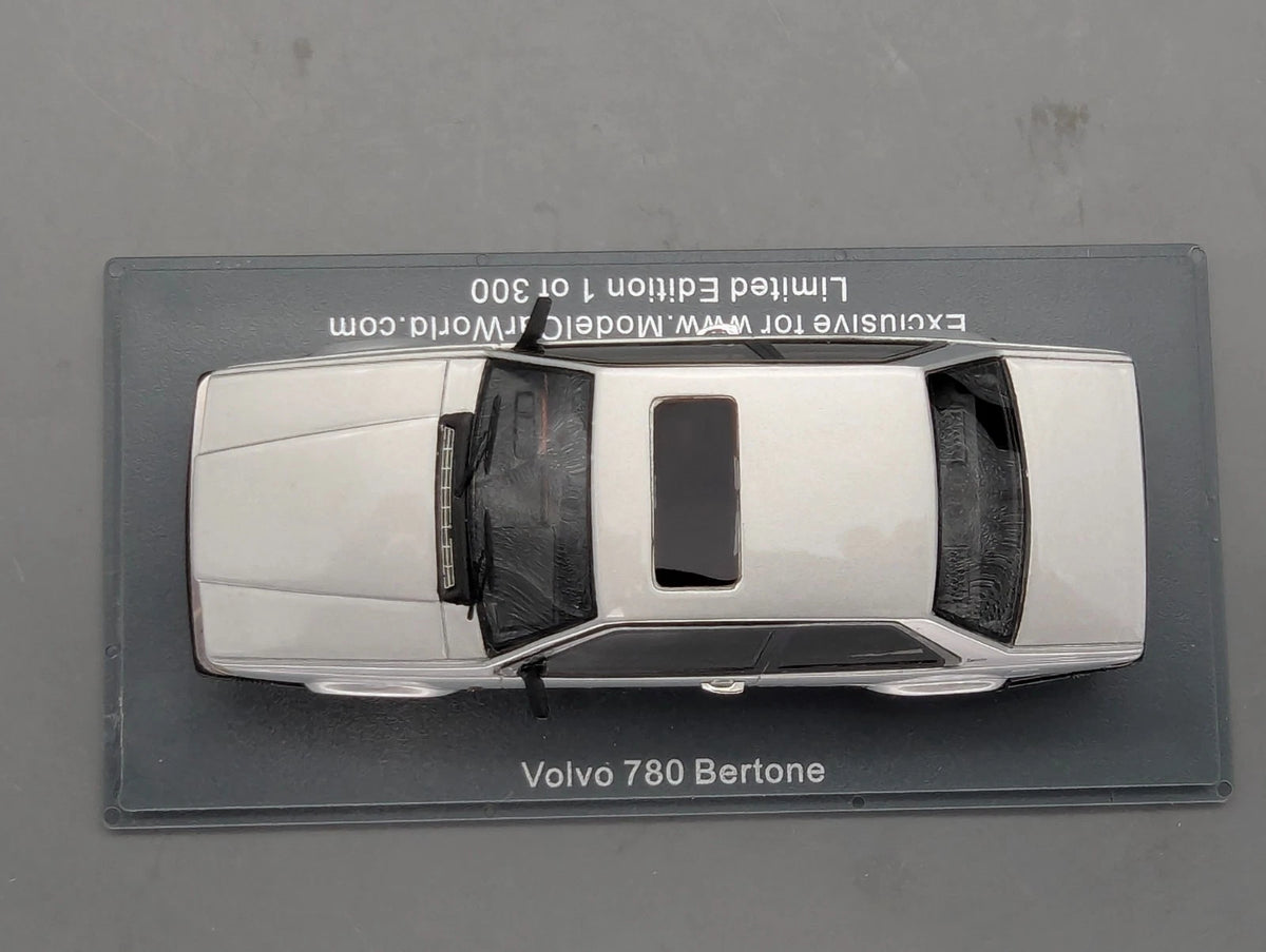 Modellautos 1:43 Neo Scale Models Volvo 780 Bertone Ltd 1/300 Vitrine