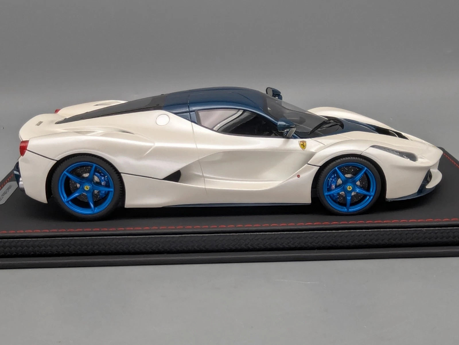 Modellautos 1:18 BBR Ferrari LaFerrari Italian White Ltd 12/20 mit Vitrine OVP
