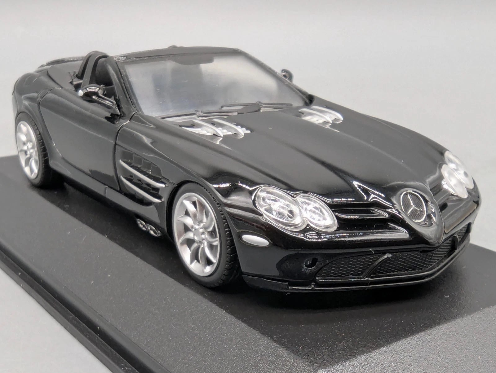 Modellautos 1:43 Minichamps Mercedes Benz SLR McLaren Roadster 2007 mit OVP