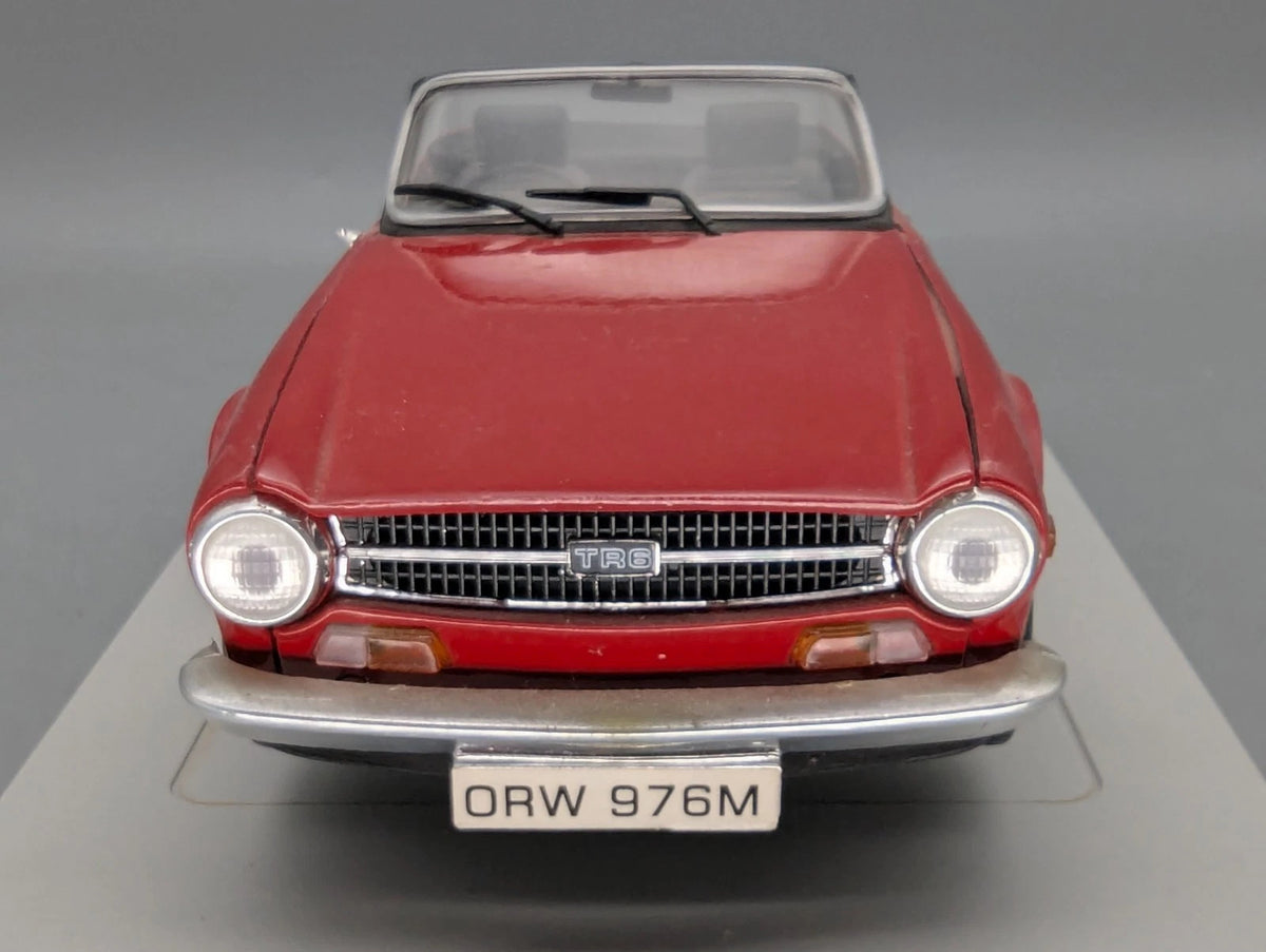 Modellautos 1:18 Britains Ertl Triumph TR6  Rot mit OVP