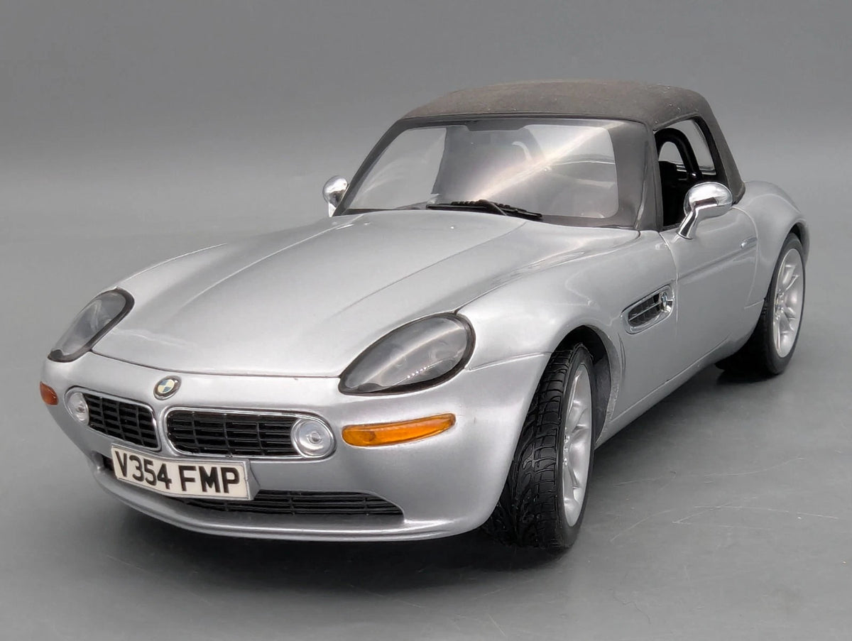 Modellautos 1:18 Kyosho BMW Z8 James Bond 007 Edition 1999 Silber mit OVP