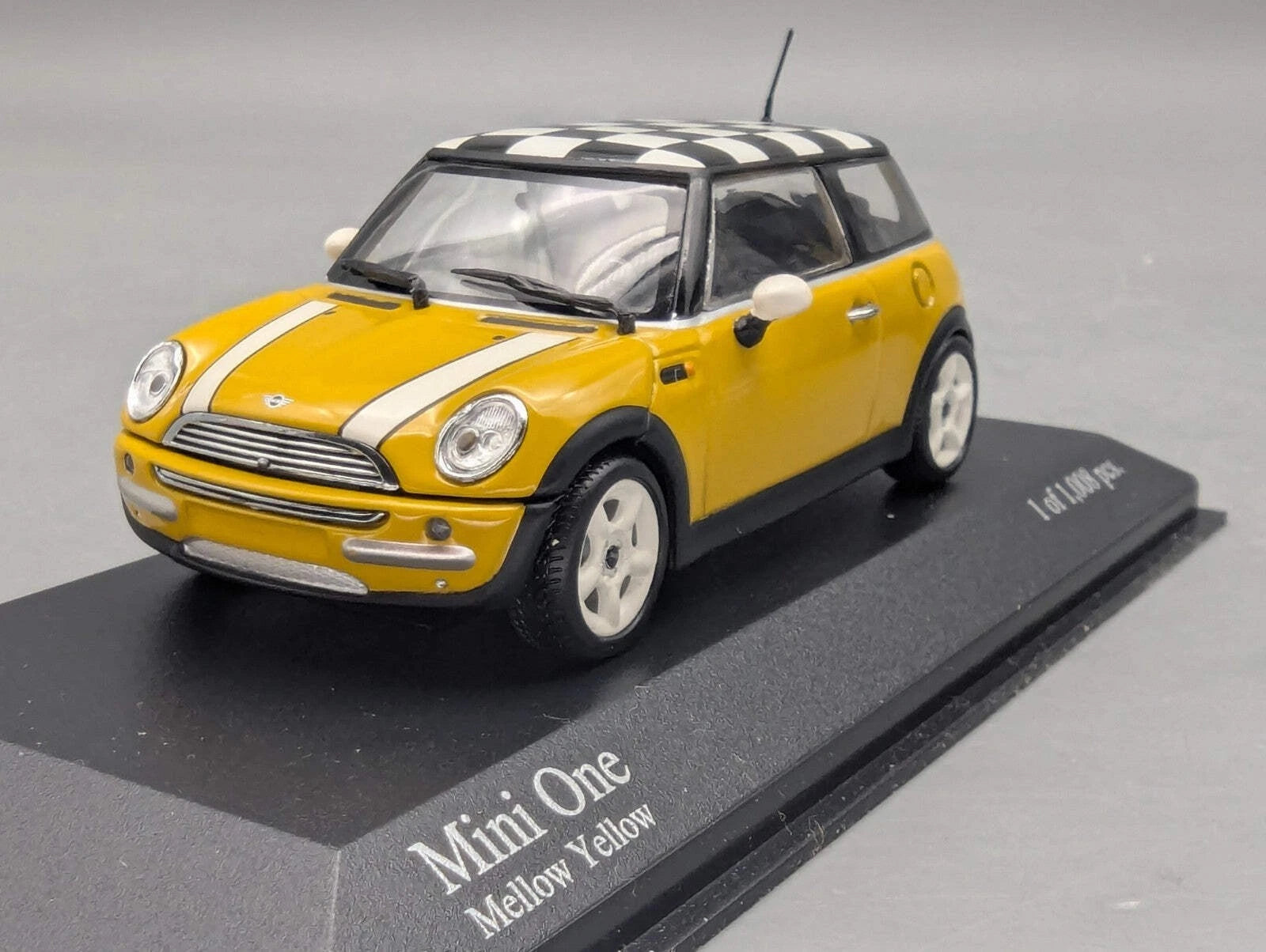 Modellautos 1:43 Minichamps Mini One 2001 Mellow Yellow mit OVP