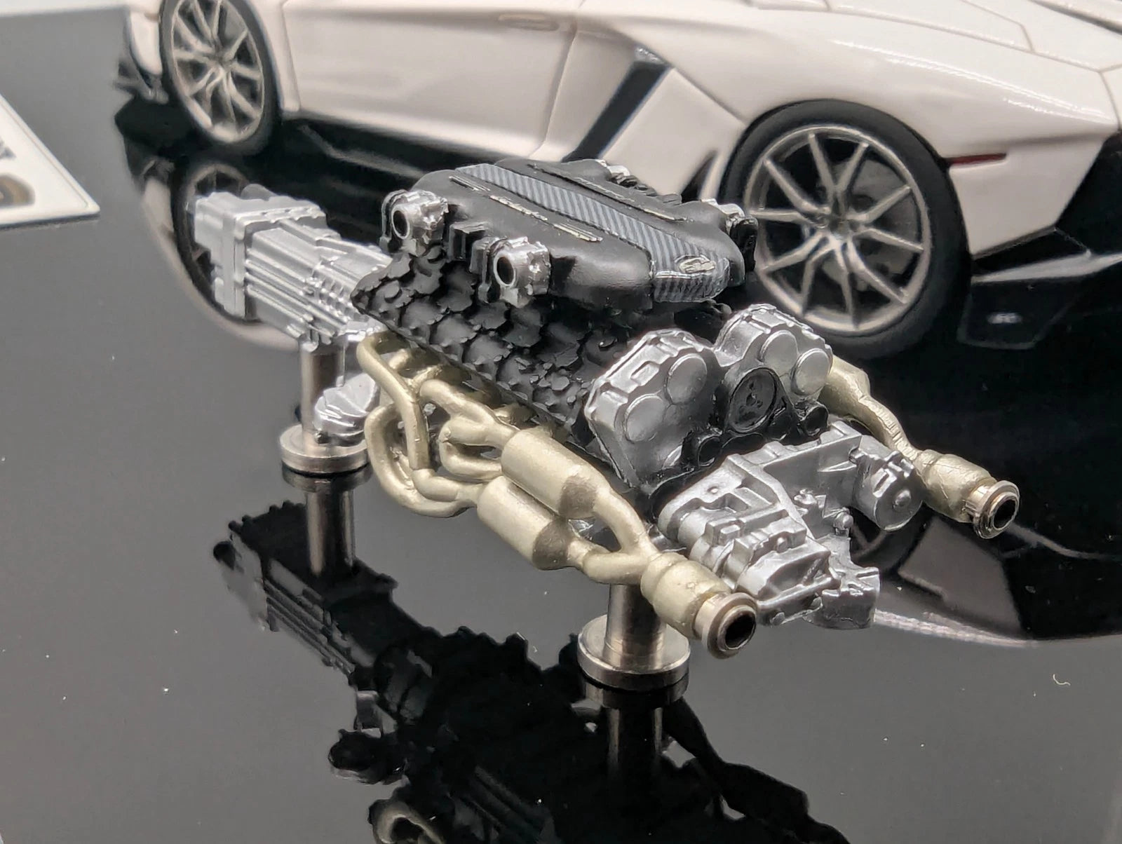 Eidolon Make Up 1:43 Lamborghini Aventador LP720-4 Roadster Engine Set Weiß OVP