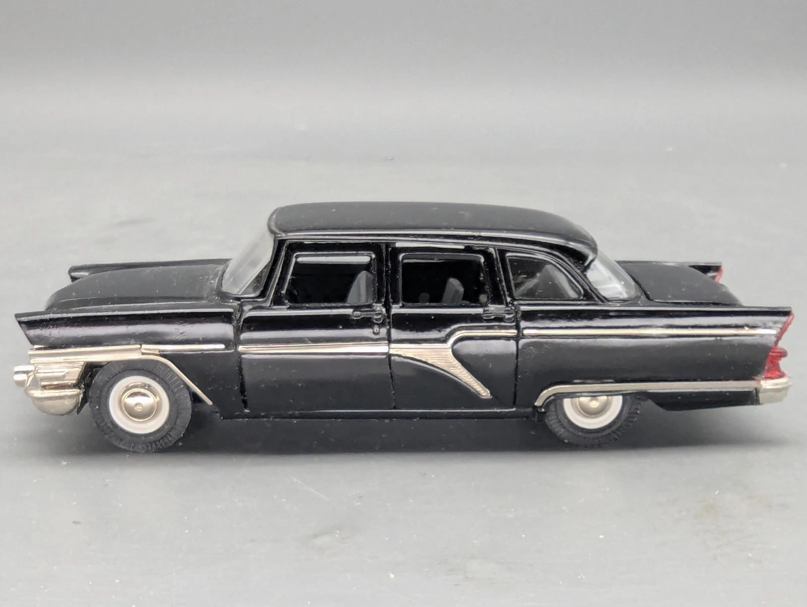Modellautos 1:43 Agat / Tantal / Radon / Saratov A15 GAZ-13 Chaika Möwe mit OVP