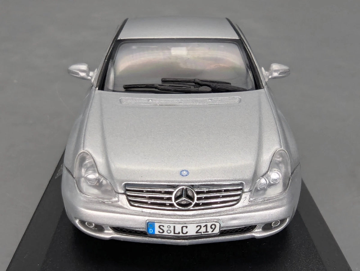 Modellautos 1:43 Minichamps Mercedes Benz CLS-Klasse mit Dealer OVP