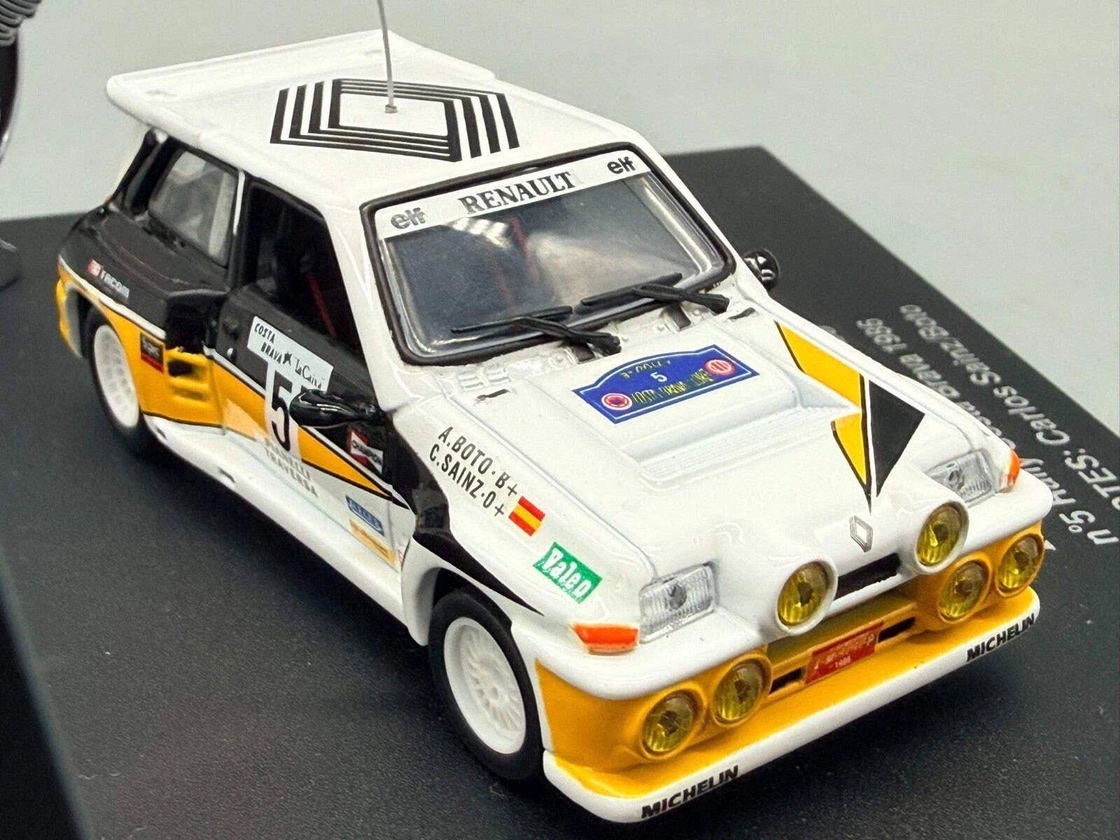 Modellautos 1:43 Universal Hobbies Renault 5 Maxi Turbo 1986 #5 Sainz Boto OVP