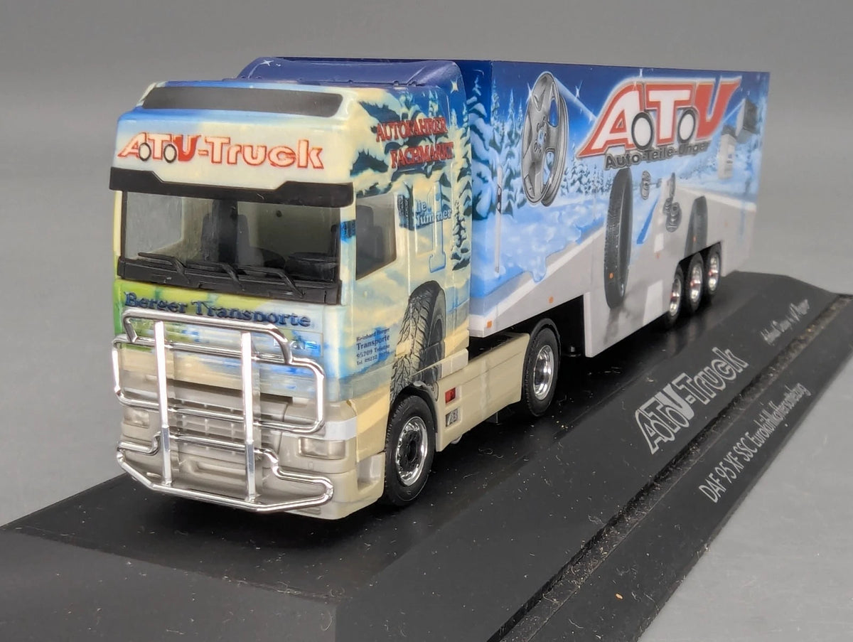 Lkw Modell 1:87 Herpa DAF XF SSC Kühlkoffersattelzug ATU Truck mit Vitrine