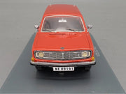 Modellautos 1:43 Neo Scale Models Volvo 145 Orange mit Hund mit Vitrine