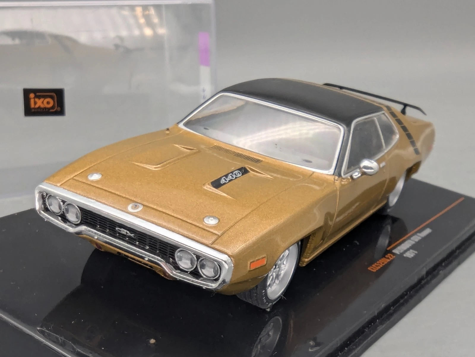 Modellautos 1:43 Ixo Plymouth GTX Runner 1971 mit Vitrine
