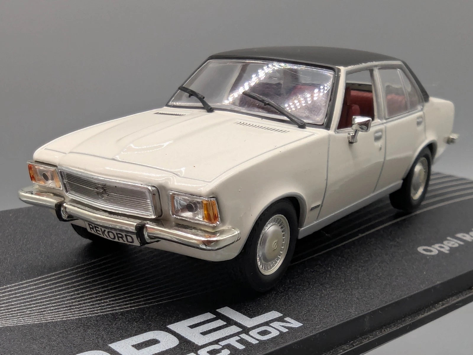 Modellautos 1:43 Ixo für Eaglemoss Opel Collection Rekord D 2,1 Liter Vitrine