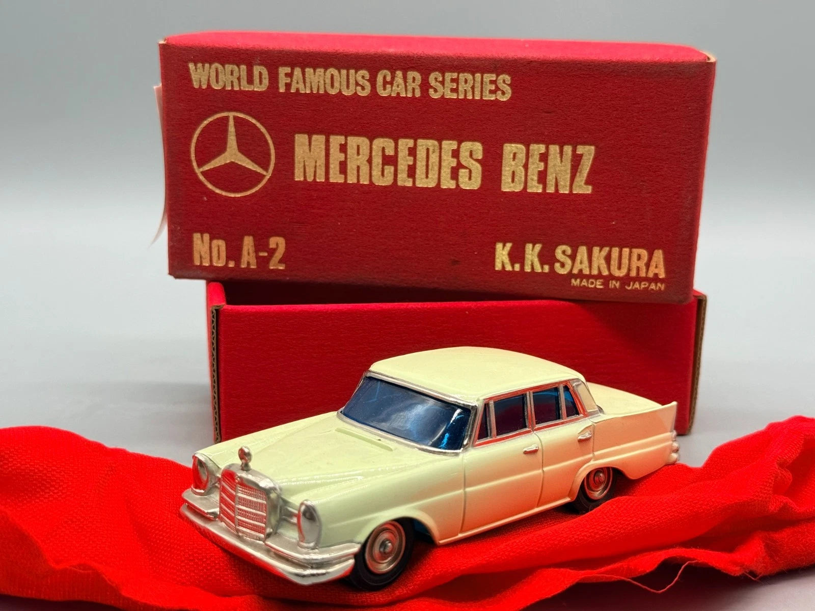 Modellautos 1:43 KK Sakura No A-2 Mercedes Benz W111 mit OVP