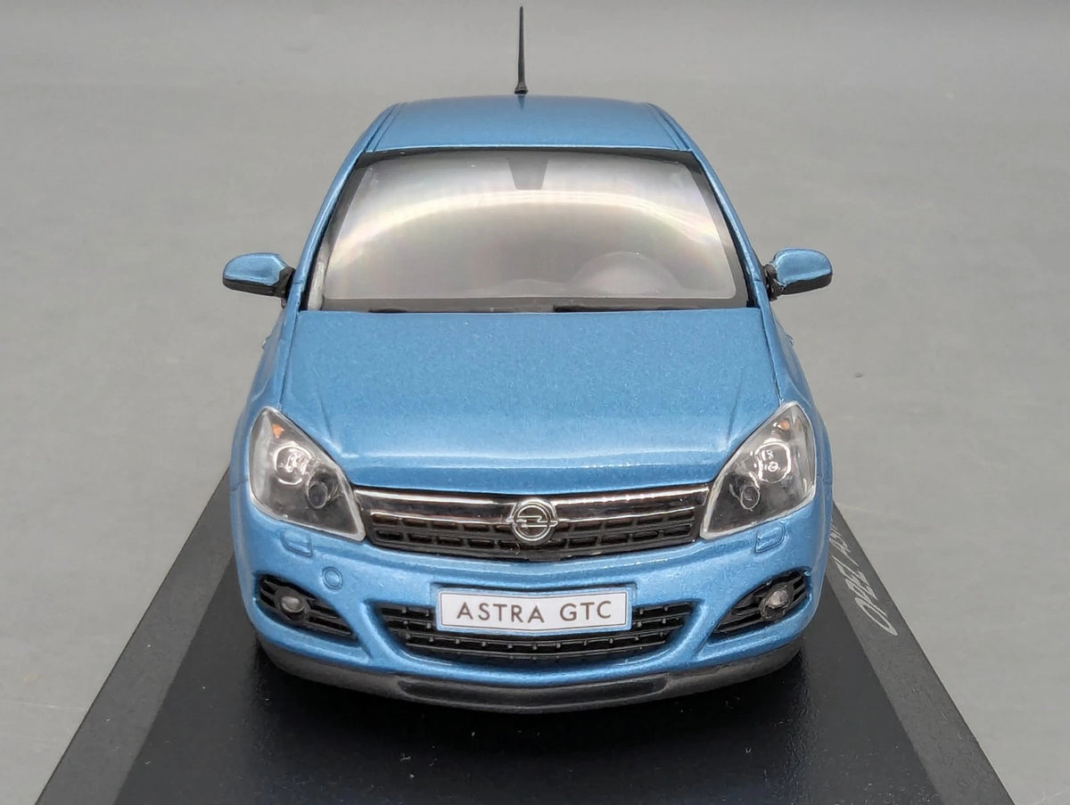 Modellautos 1:43 Minichamps Opel Astra GTC Blau Metallic mit Dealer OVP