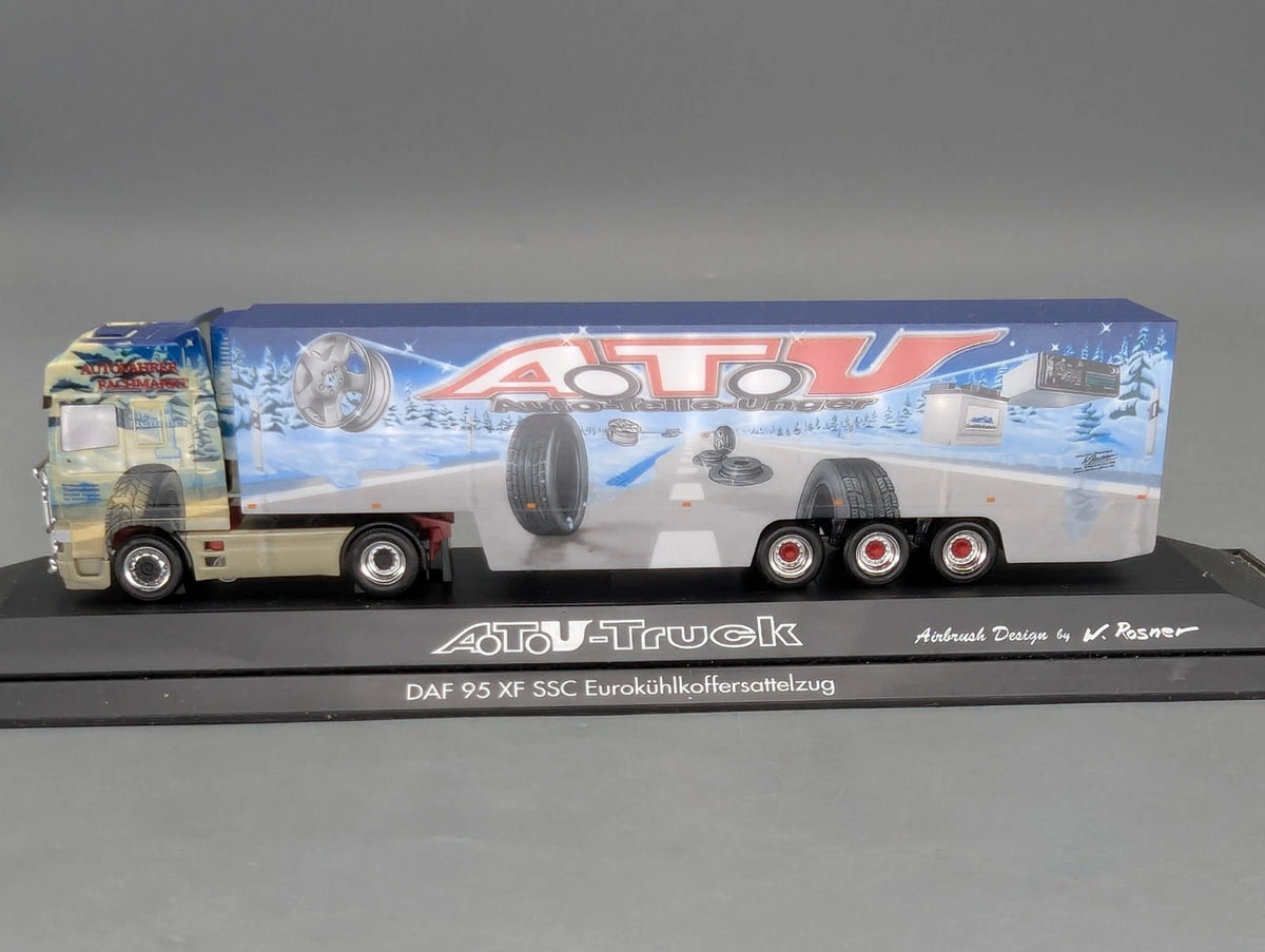 Lkw Modell 1:87 Herpa DAF XF SSC Kühlkoffersattelzug ATU Truck mit Vitrine