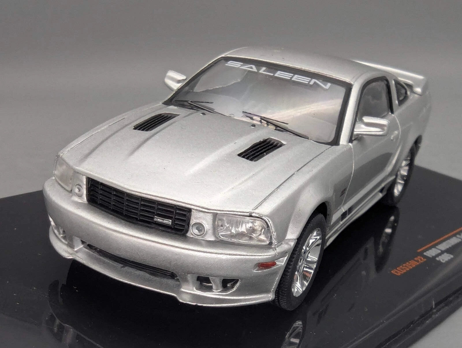 Modellautos 1:43 Ixo Ford Mustang Saleen S281 2005 mit Vitrine