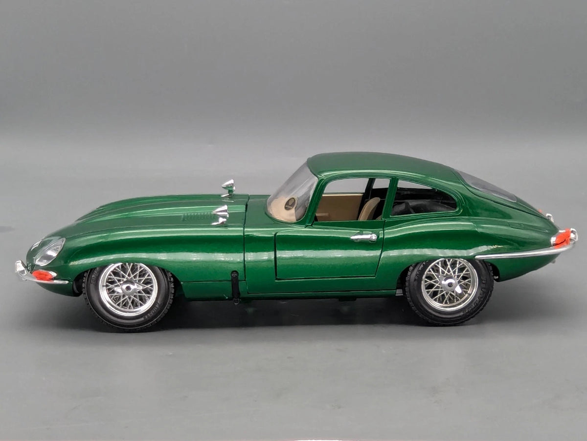Modellautos 1:18 Bburago Jaguar E 1961 Metallic Grün mit Vitrine