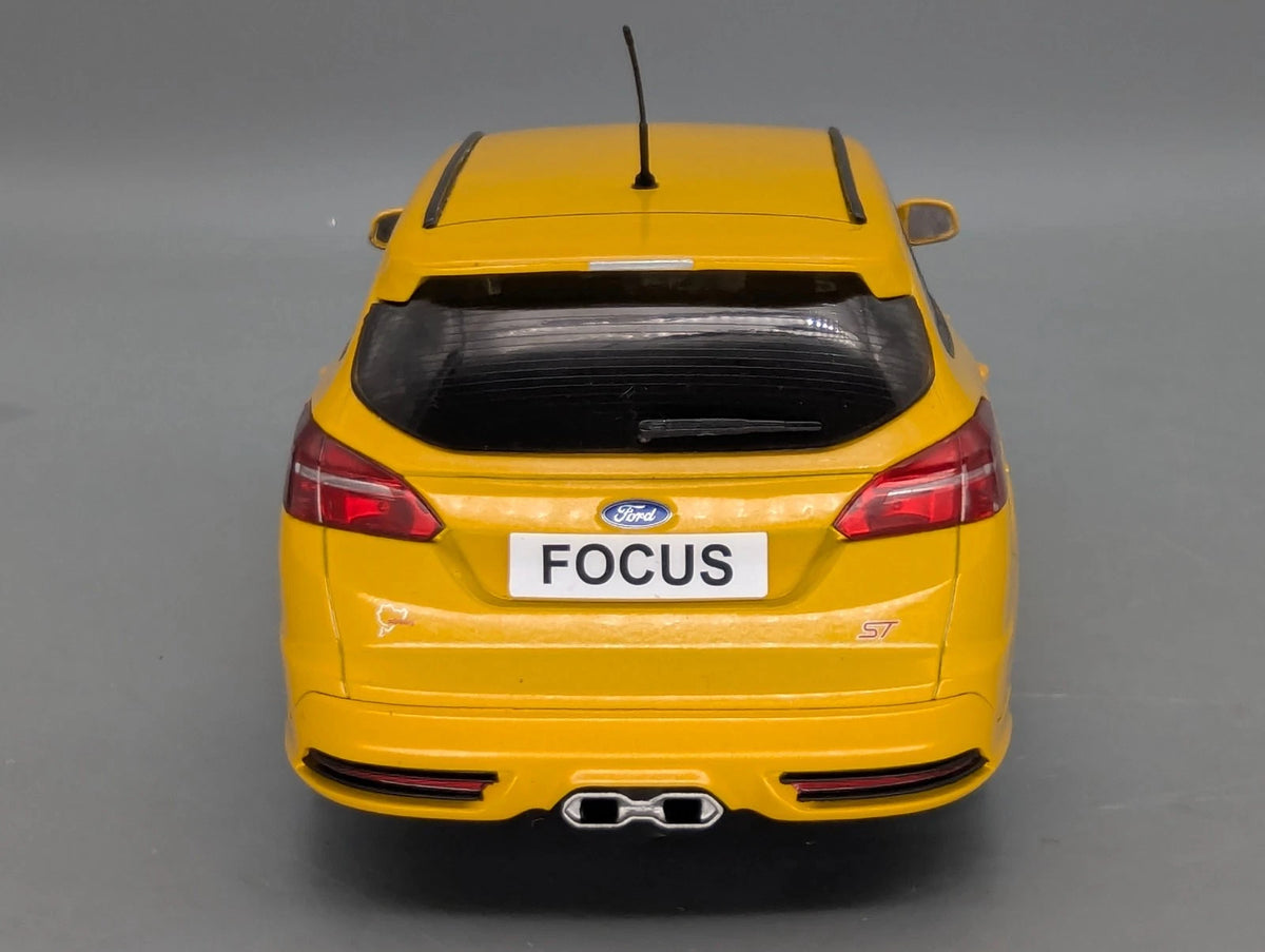 Modellautos 1:18 MCG Modelcar Group 18464 Ford Focus ST Estate Gelb mit Vitrine