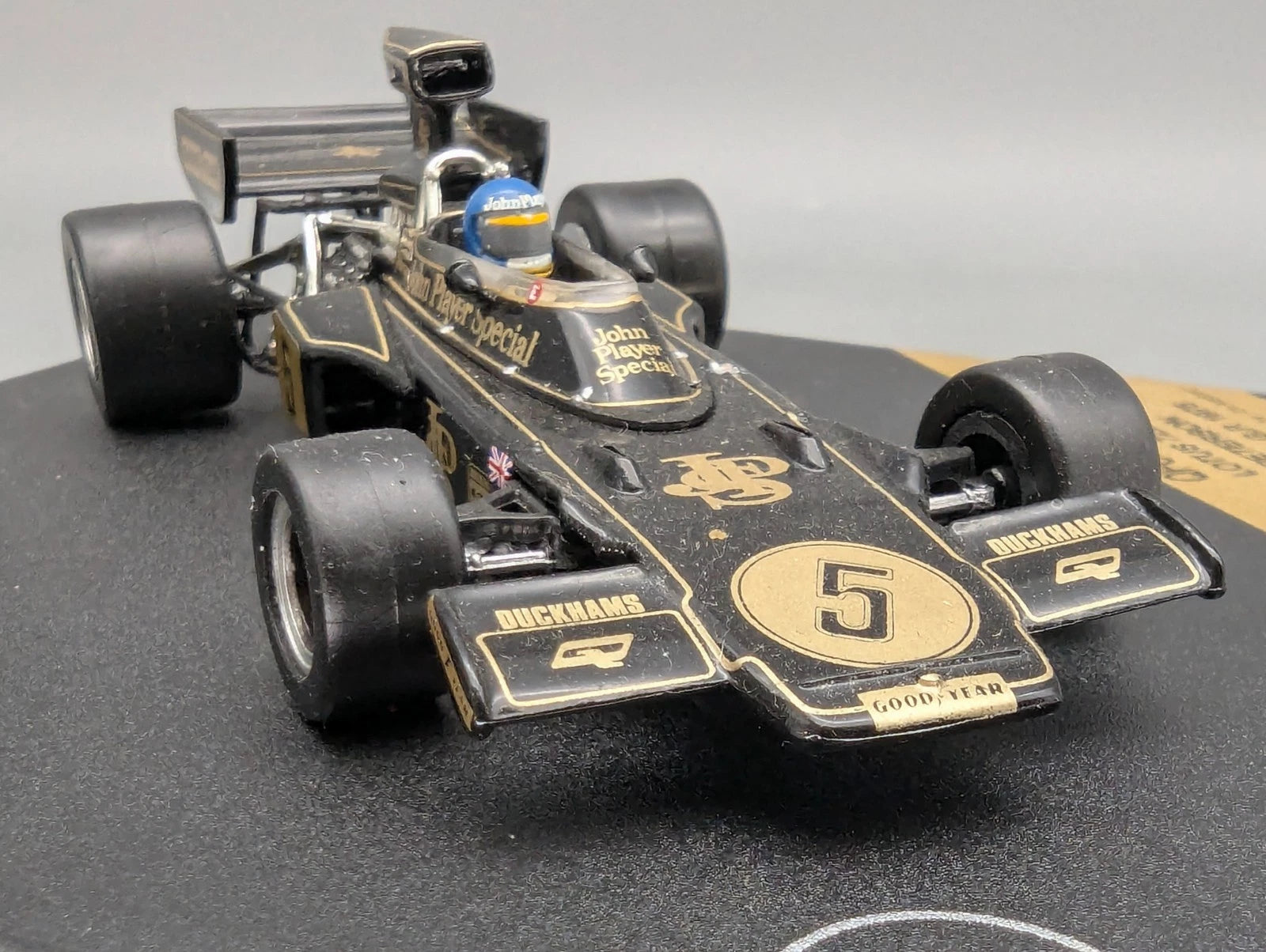 Modellautos 1:43 Quartzo Lotus 72E Schweden GP 1975 #5 R. Peterson mit Vitrine