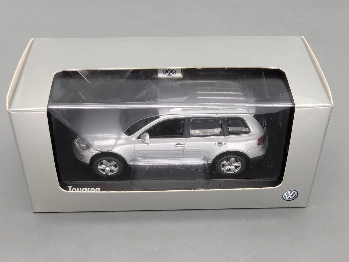Modellautos 1:43 Minichamps Volkswagen VW Touareg Silber Metallic mit Dealer OVP