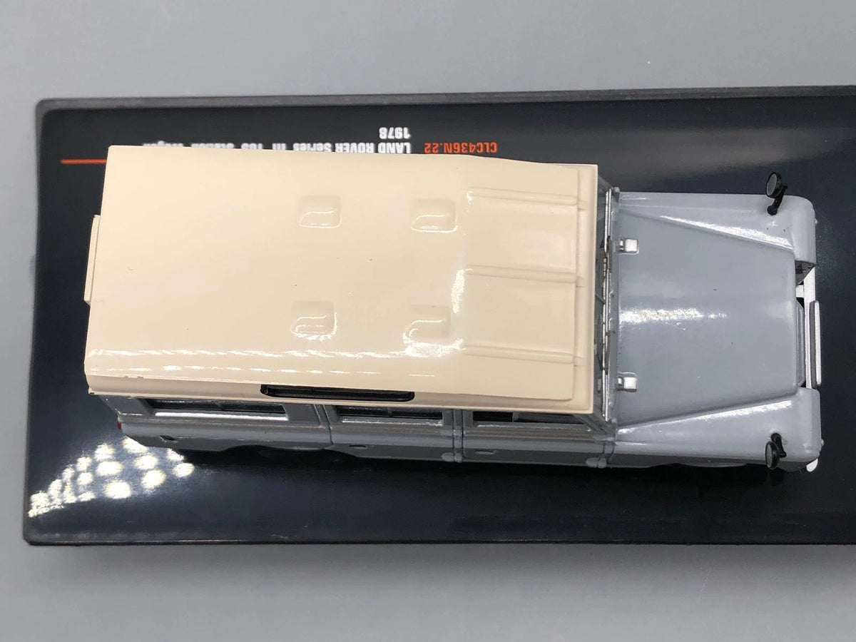 Modellautos 1:43 IXO Land Rover Series III 109 Station Wagon in Vitrine