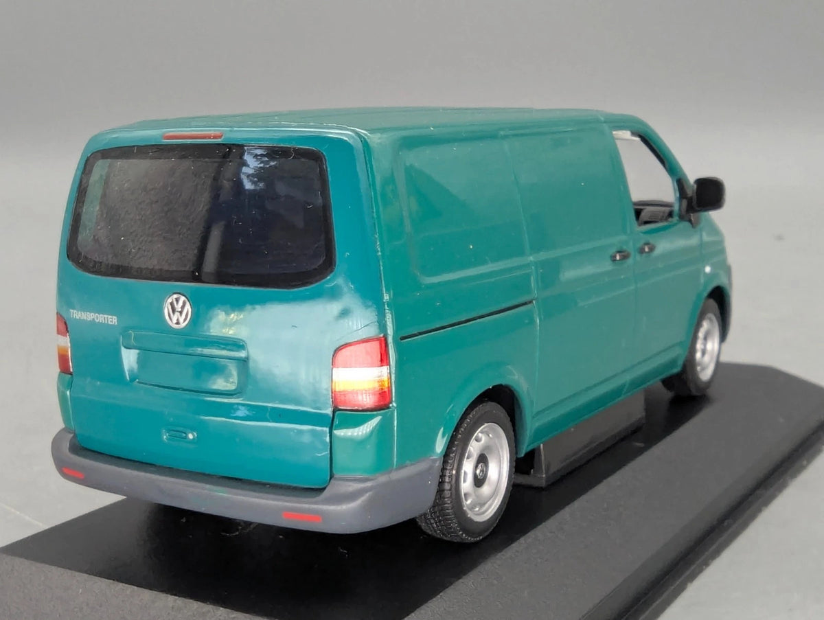 Modellautos 1:43 Minichamps VW T5 California Friesen Grün mit Dealer OVP