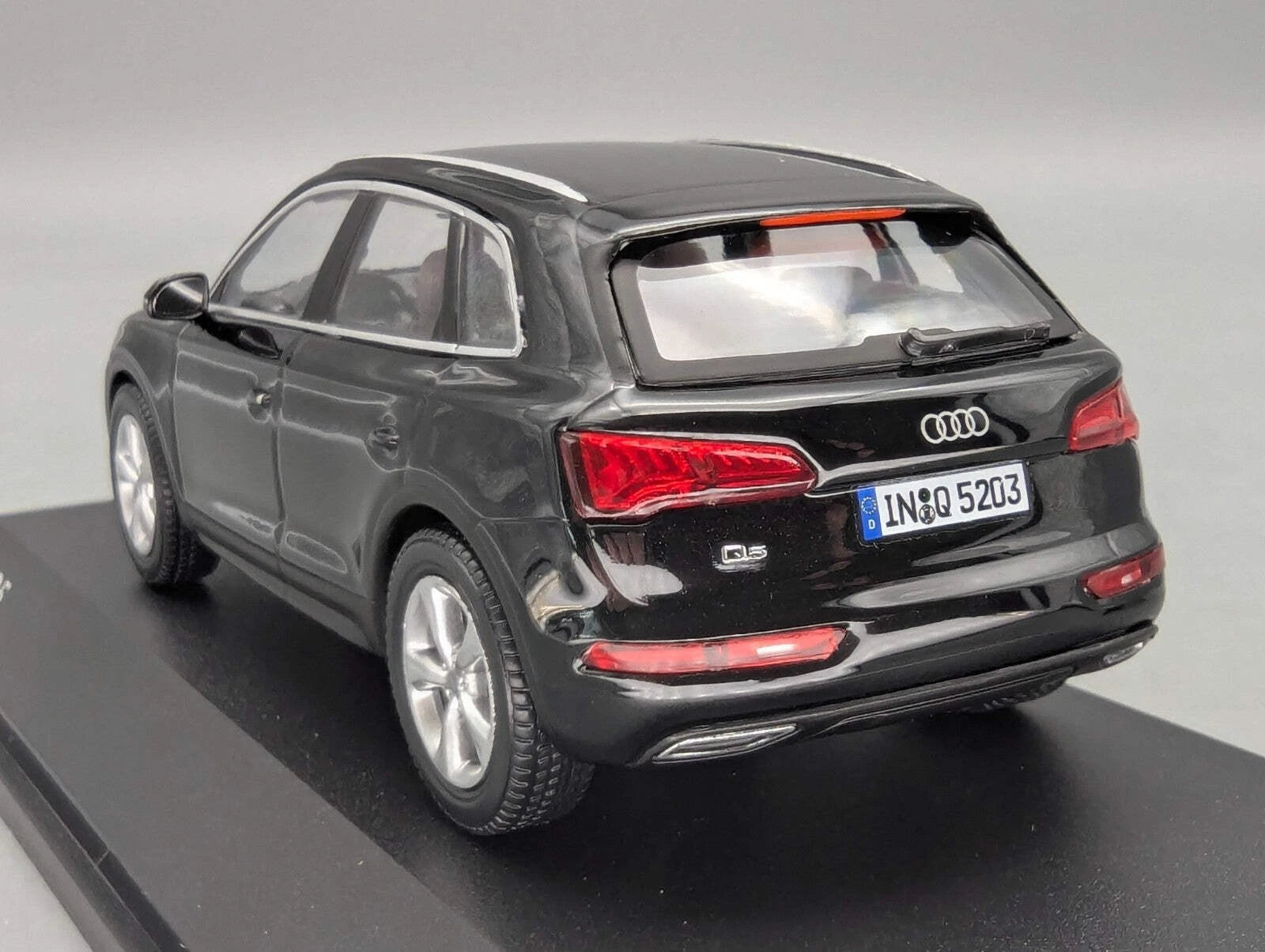 Modellautos 1:43 iScale Audi Q5 Mythosschwarz Schwarz Myth Black mit Dealer OVP
