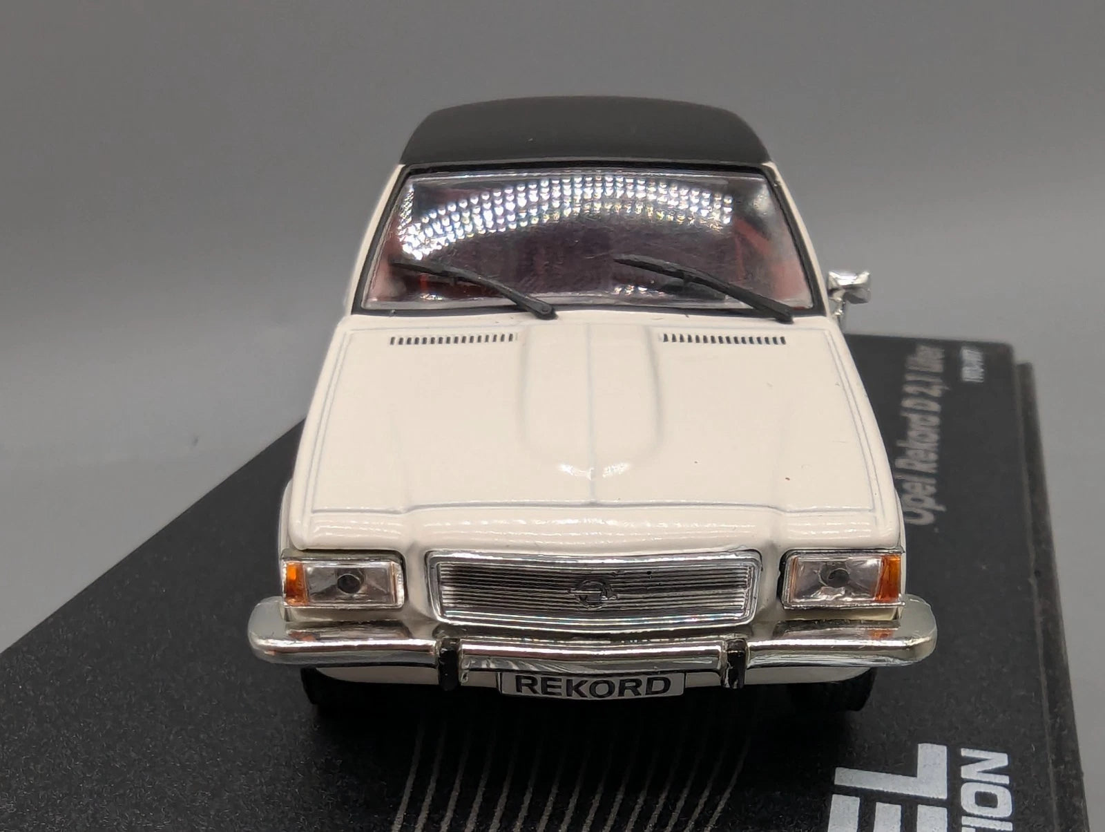Modellautos 1:43 Ixo für Eaglemoss Opel Collection Rekord D 2,1 Liter Vitrine