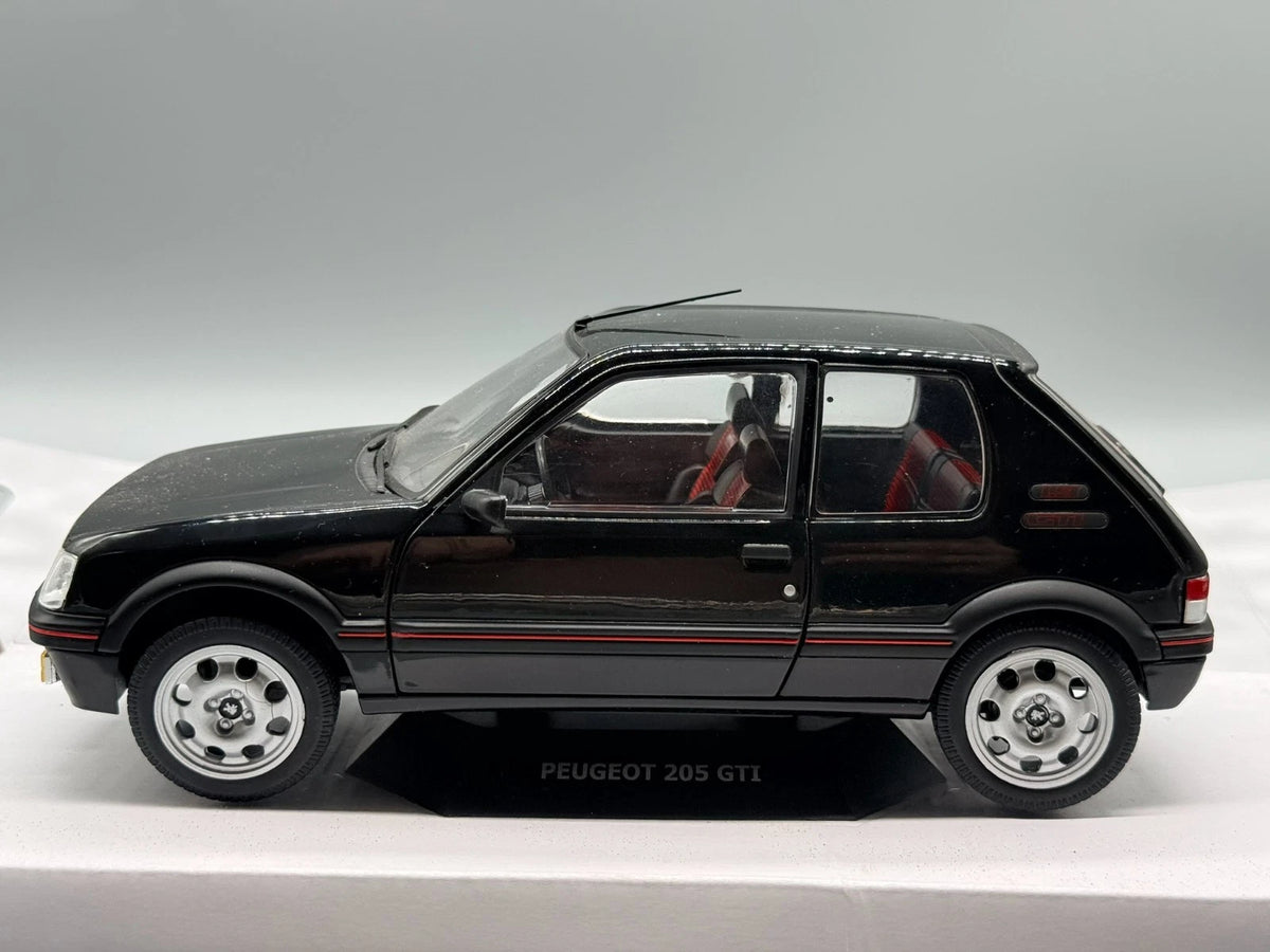 Modellautos 1:18 Solido Peugeot 205 GTI mit OVP