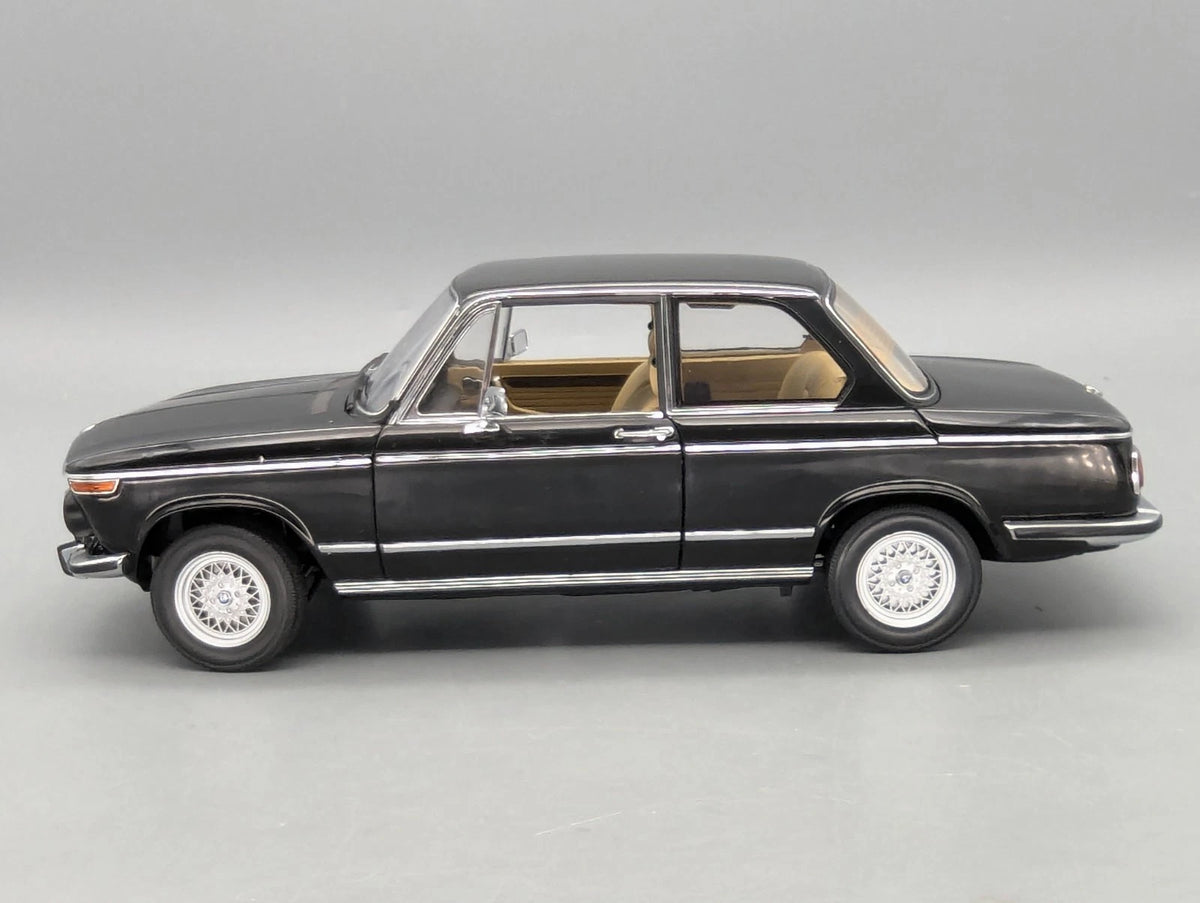 Modellautos 1:18 AUTOart Millenium 70503 BMW 2002 L Black mit OVP