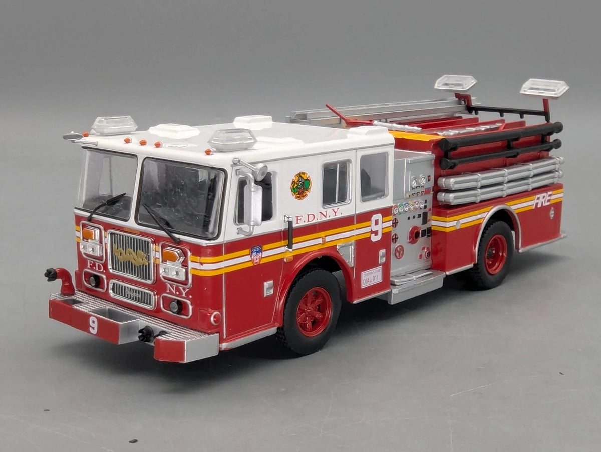 Modellautos 1:43 vermtl. Ixo Seagrave Marauder II Feuerwehr New York in Vitrine