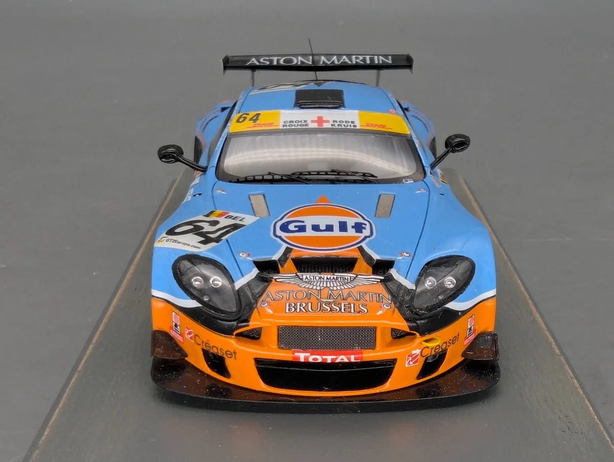 Modellautos 1:43 Spark Aston Martin Vantage GT3 2013 #64 Vitrine