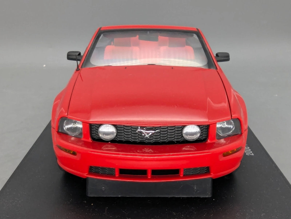 Modellautos 1:18 Autoart 73061 Ford Mustang GT Convertible 2006 Rot mit OVP