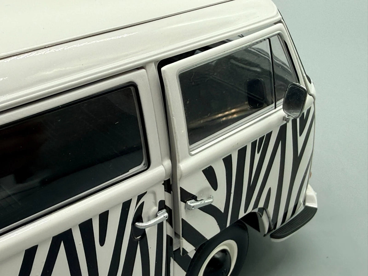 Modellautos 1:18 Schuco Volkswagen T2a Bus Safari mit OVP