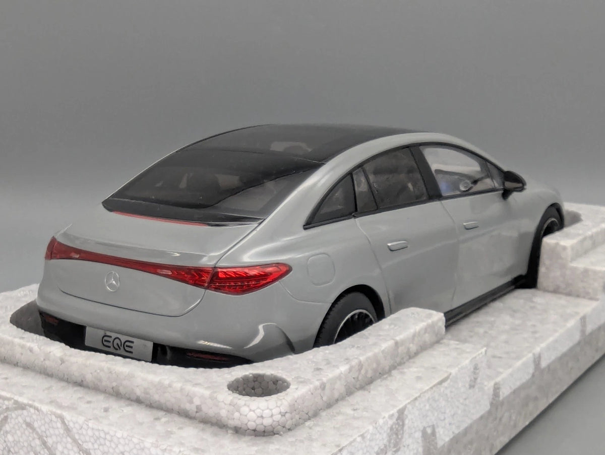 Modellautos 1:18 NZG Mercedes Benz EQE Alpin Grau Uni mit Dealer OVP