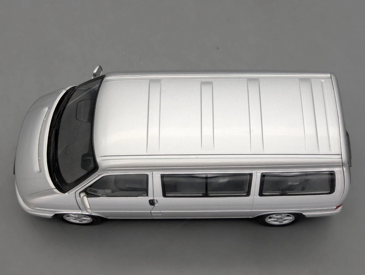 Modellautos 1:18 Schuco Volkswagen VW T4b Caravelle Silber mit OVP