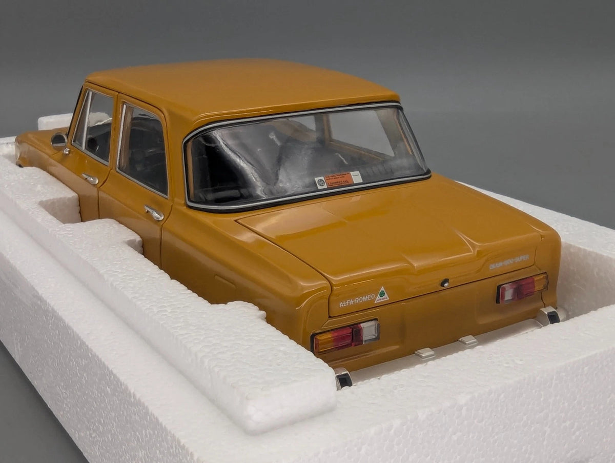 Modellautos 1:18 Minichamps Alfa Romeo Giulia 1300 Super 1970 Ocker Ochre OVP