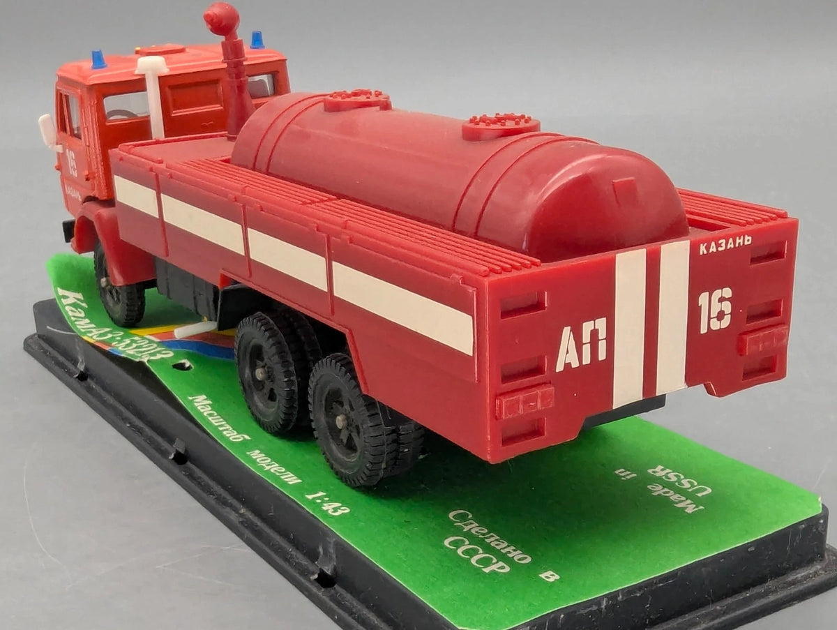 LKW Modelle 1:43 KaMa3 53213 Feuerwehr mit Vitrine