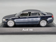Modellautos 1:43 Minichamps Audi A8 Nachtblau mit Dealer OVP