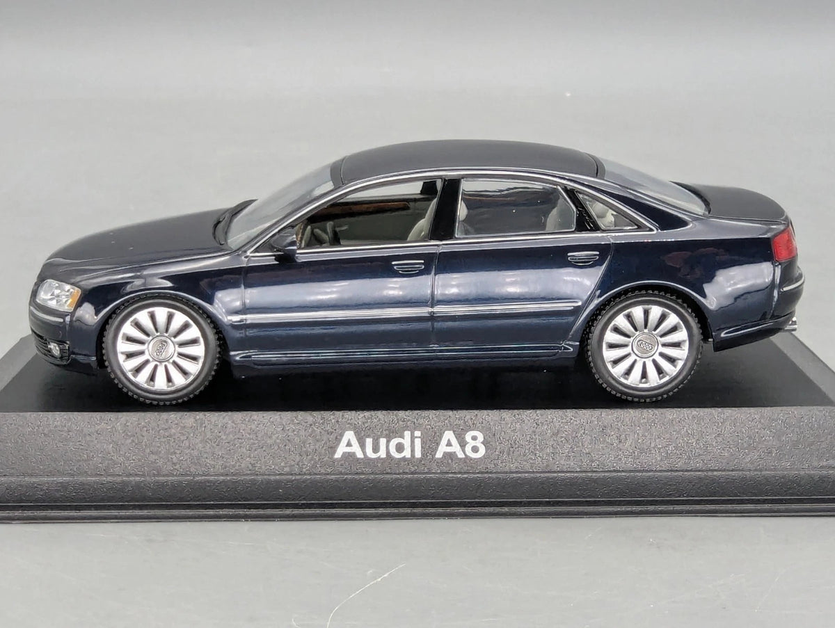 Modellautos 1:43 Minichamps Audi A8 Nachtblau mit Dealer OVP