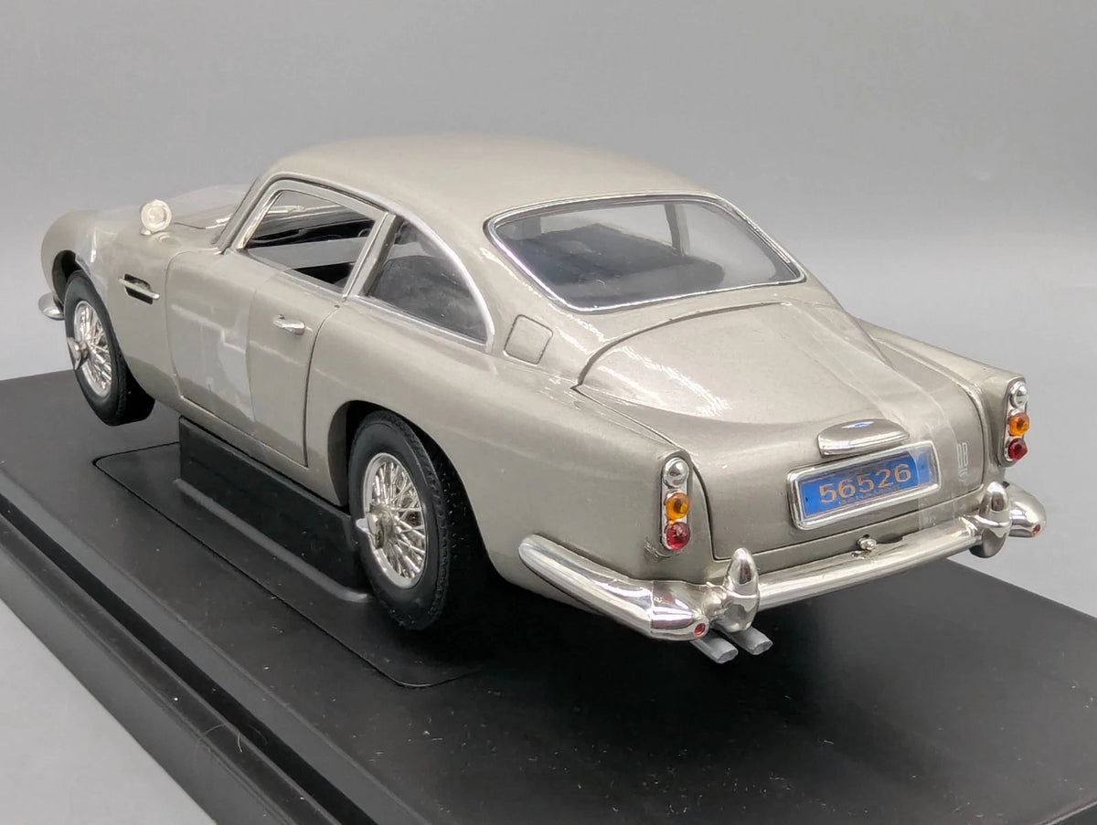 Modellautos 1:18 Ertl Joyride Aston Martin DB5 James Bond Casino Royale mit OVP