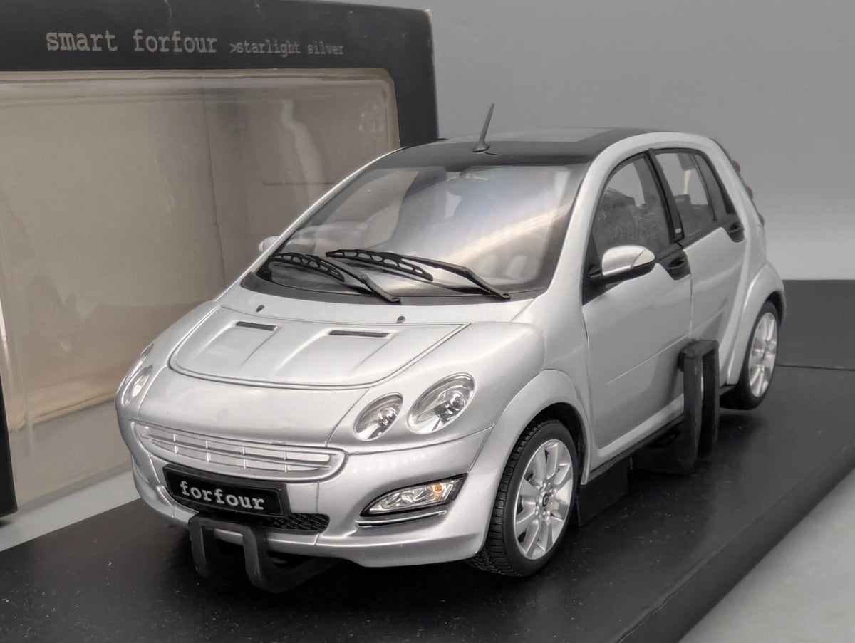 Modellautos 1:18 Kyosho Smart Forfour Starlight Silver mit Dealer OVP