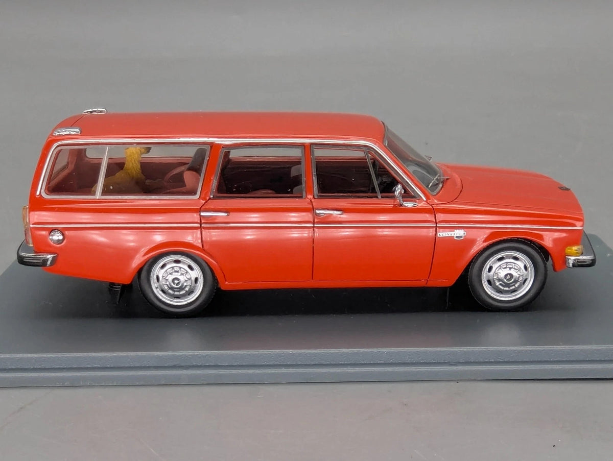 Modellautos 1:43 Neo Scale Models Volvo 145 Orange mit Hund mit Vitrine