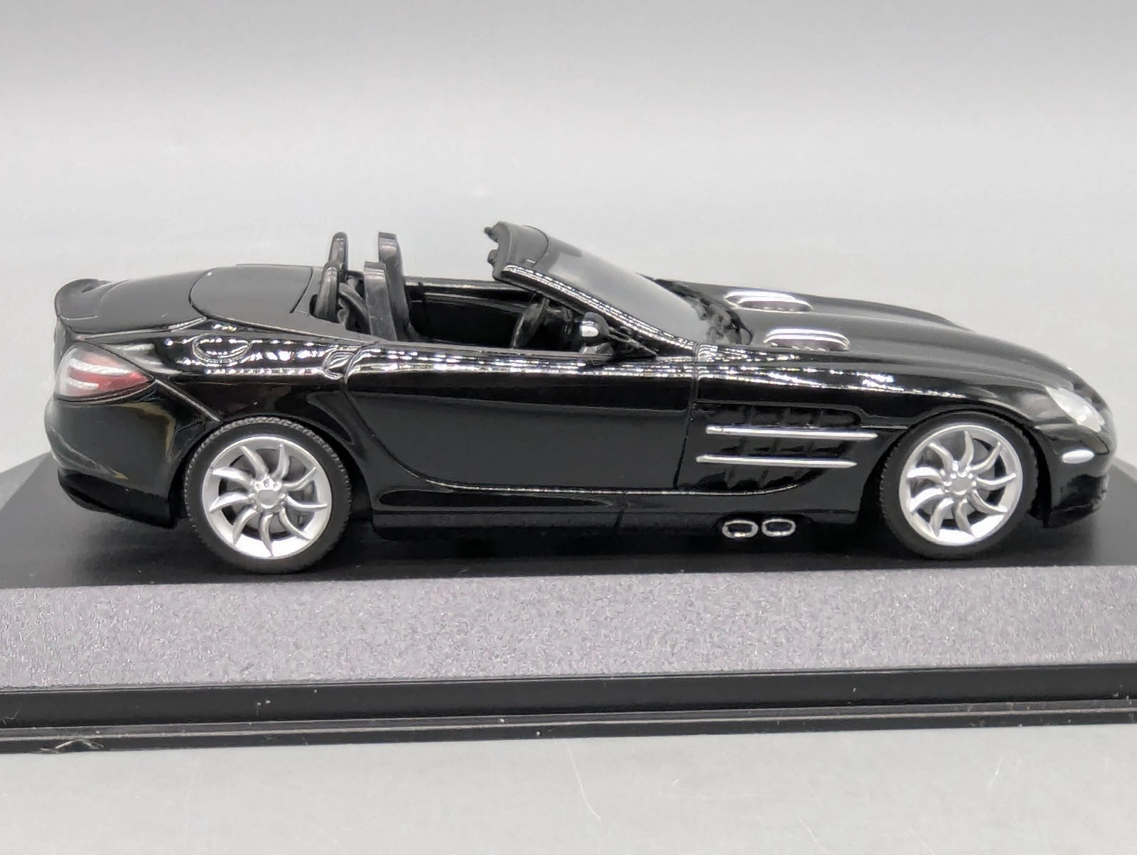 Modellautos 1:43 Minichamps Mercedes Benz SLR McLaren Roadster 2007 mit OVP