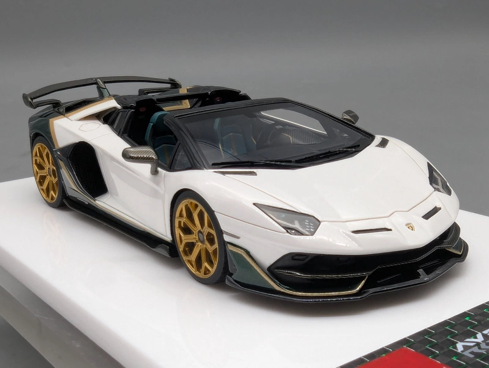 Eidolon Make Up 1:43 Lamborghini Aventador SVJ Roadster Weiß Grün Ltd 39/100 OVP