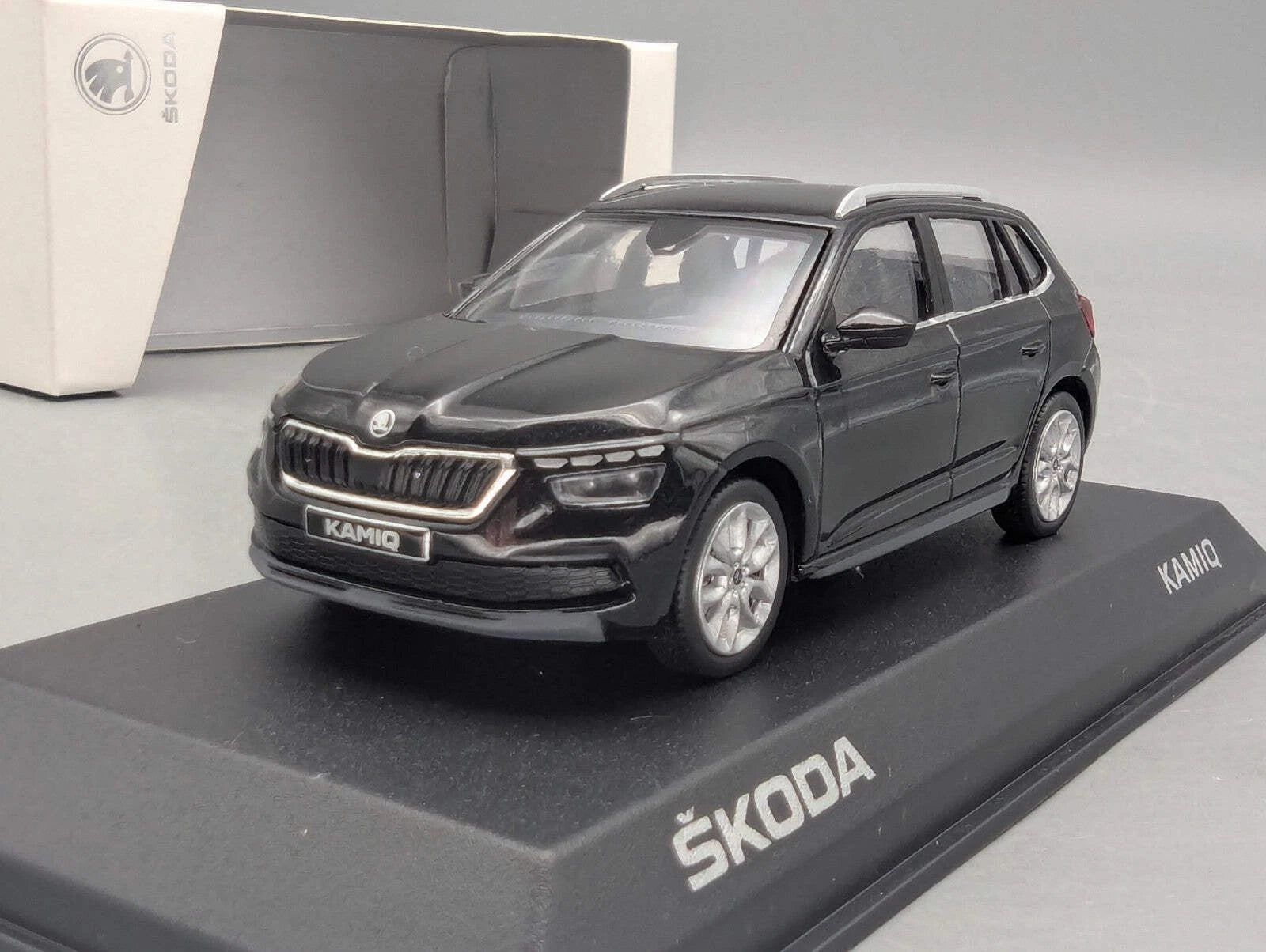 Modellautos 1:43 iScale Skoda Kamiq Schwarz mit Vitrine und OVP
