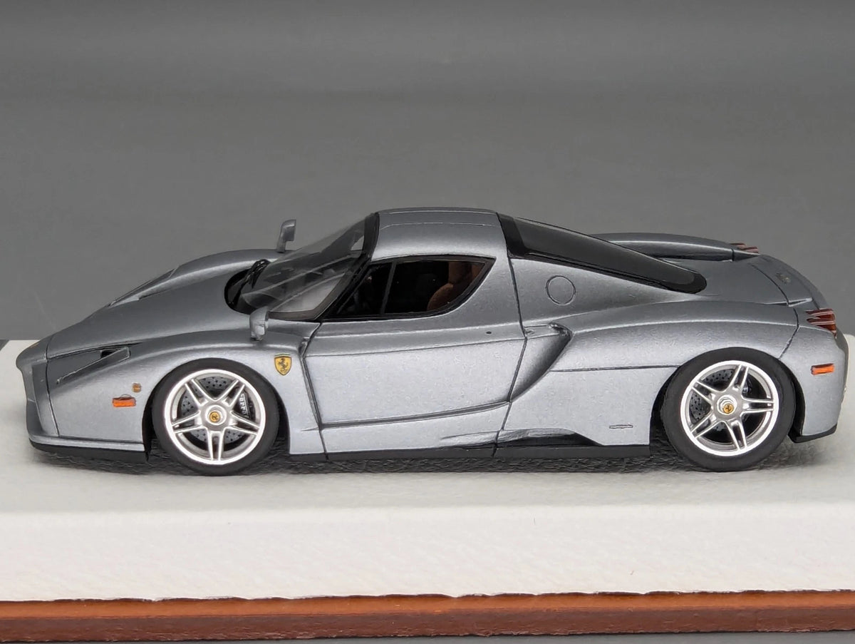 Modellautos 1:43 BBR Ferrari Enzo S/N 136085 Ltd 17/20 mit Vitrine und OVP