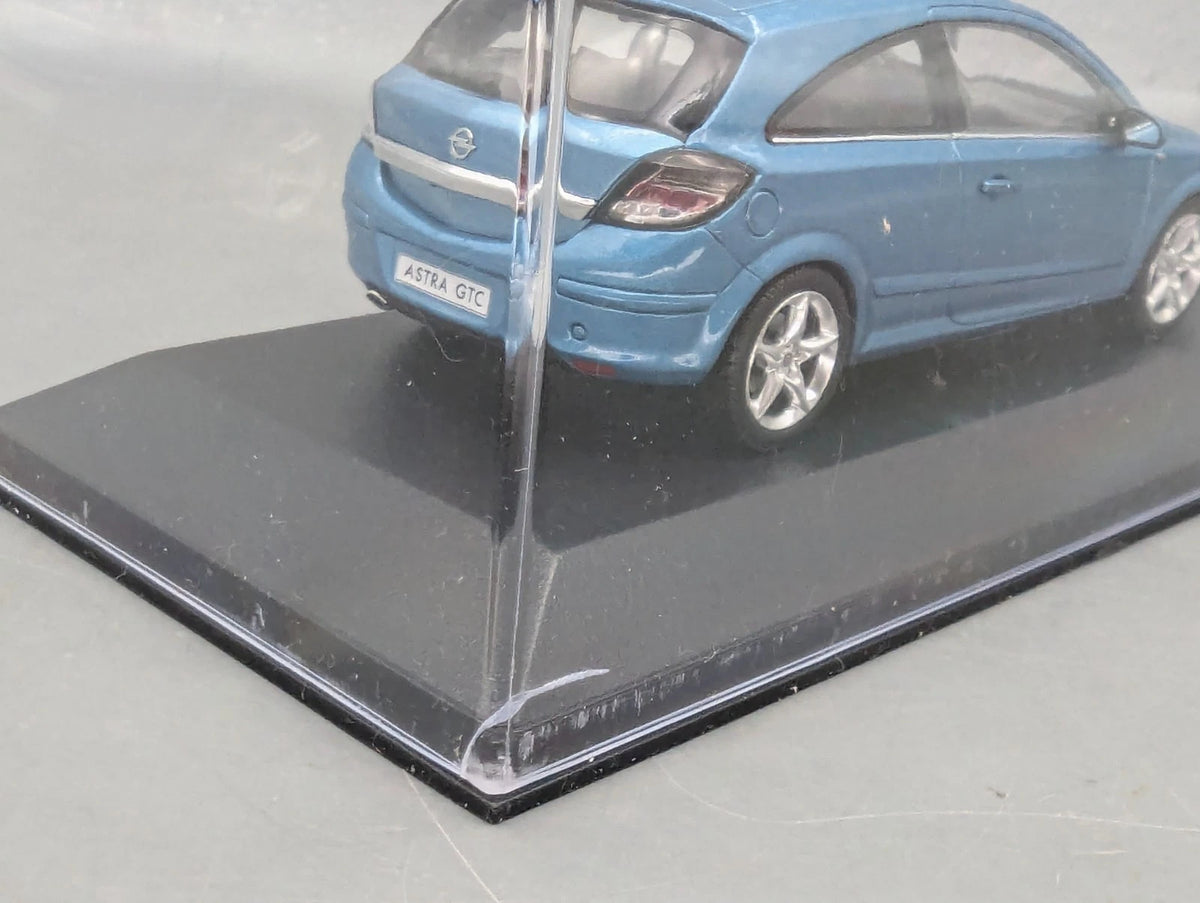 Modellautos 1:43 Minichamps Opel Astra GTC Blau Metallic mit Dealer OVP
