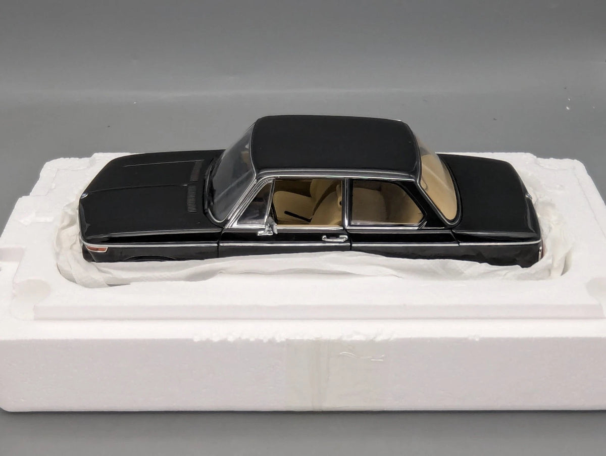 Modellautos 1:18 AUTOart Millenium 70503 BMW 2002 L Black mit OVP
