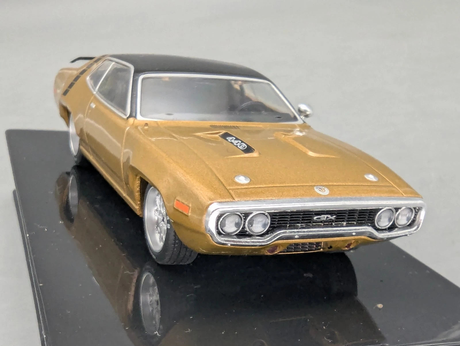 Modellautos 1:43 Ixo Plymouth GTX Runner 1971 mit Vitrine