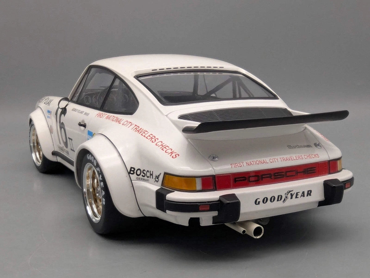 Modellautos 1:12 Minichamps Porsche 934 RSR Turbo WINNER 76 #16. Follmer Vitrine